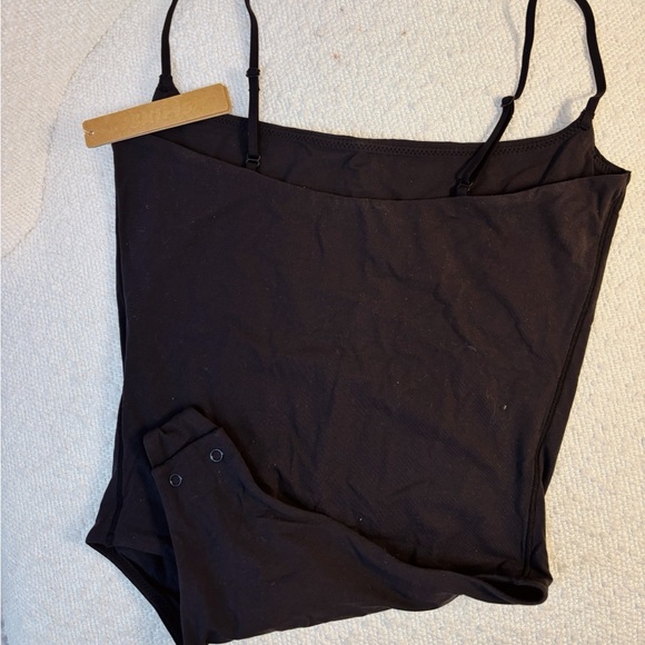 SKIMS FITS EVERYBODY CAMI THONG BODYSUIT BLACK 🪩 - Picture 2 of 3